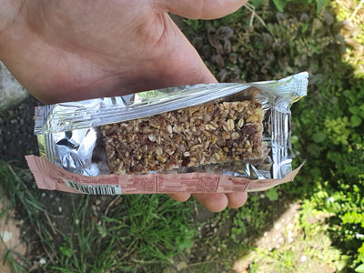 woman-line-muesli-bar
